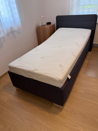 Postel s lamelovým roštem a matrací