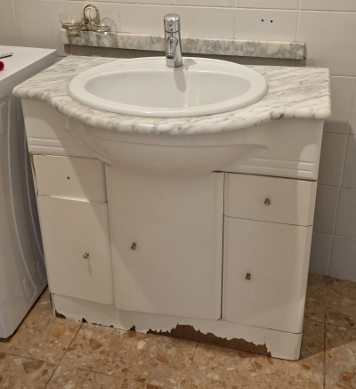 mramorova deska s umyvadlem