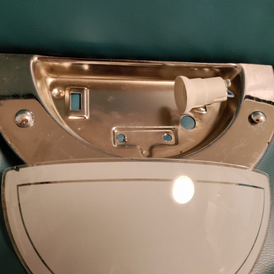 Skleneny kryt na nastennou lampu.