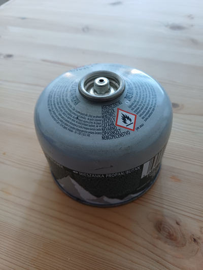 Malá propanbutanová bomba (na kempování)