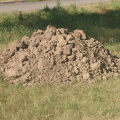 zemina, hlína k zasypání, dorovnání apod.