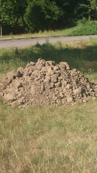 zemina, hlína k zasypání, dorovnání apod.