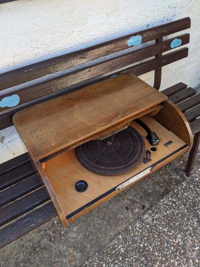 Starožitný gramofon, nefunkční