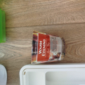 Odkapávač na nádobí, WC štětka, pořadač na dokumenty.