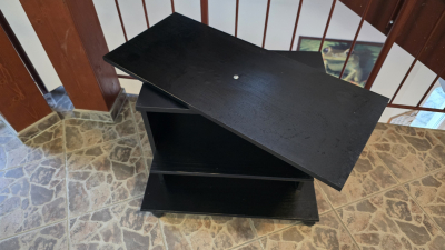 Stolek pod TV s otočnou deskou
