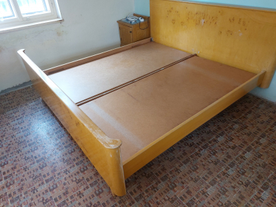 Manželské postele bez matrací  (2 × 2m)