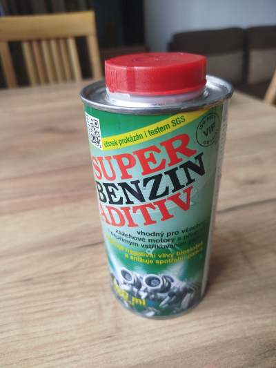 Aditivum do benzínu
