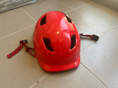 Dětská helma z decathlonu