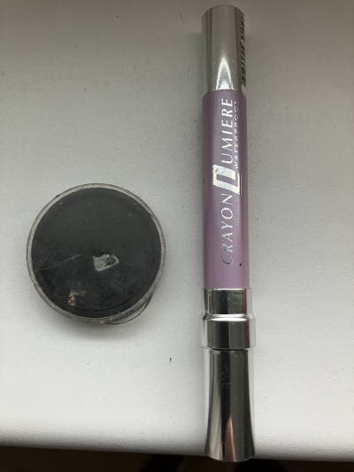 zbytky dekorativní kosmetiky