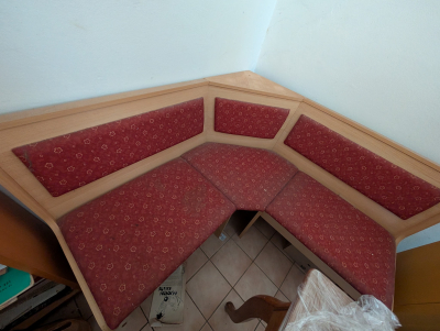 Rohová kuchyňská lavice, dřevěná s čalouněním