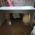 Bílý stůl 130x50 asi ikea