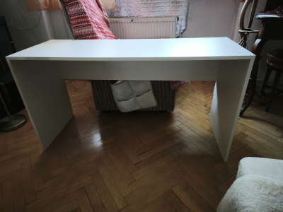 Bílý stůl 130x50 asi ikea