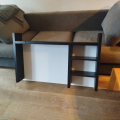 polička k psacímu stolu MICKE z IKEA