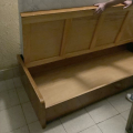 Starší, ale stále pěkný gauč s úložným prostorem a matraci