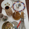 Směs keramiky, porcelánu a nějaké bižu.
