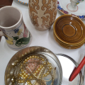 Směs keramiky, porcelánu a nějaké bižu.
