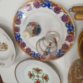 Směs keramiky, porcelánu a nějaké bižu.