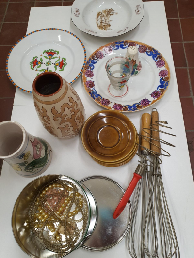 Směs keramiky, porcelánu a nějaké bižu.