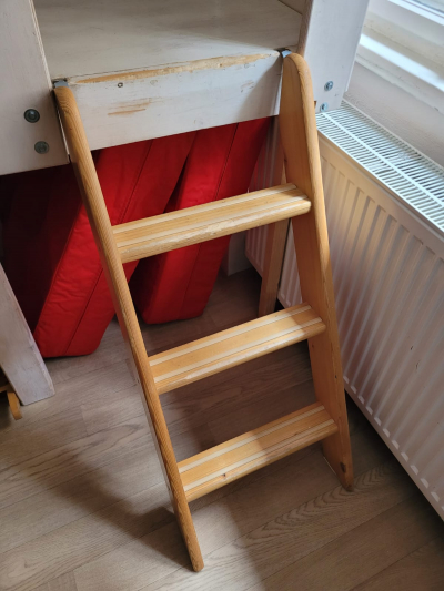 Schůdky k dětskému patru