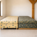 2 čalouněné postele / válendy s úložným prostorem