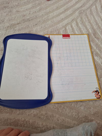 2 kusy - pouzite tabulky na psani stiratelnou fixou.