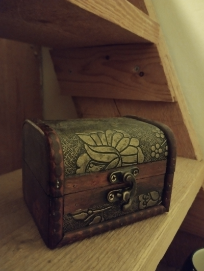 Malá dřevěná truhlička