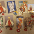 Korálky,drátky,knoflíky,svaté obrázky,rozbité figurkyvánoční