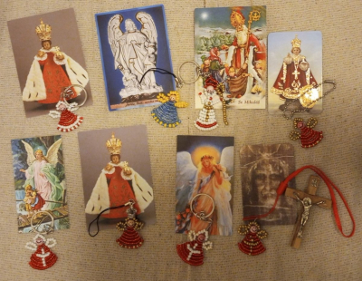 Korálky,drátky,knoflíky,svaté obrázky,rozbité figurkyvánoční