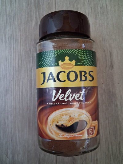 Instantní káva po datu spotřeby.