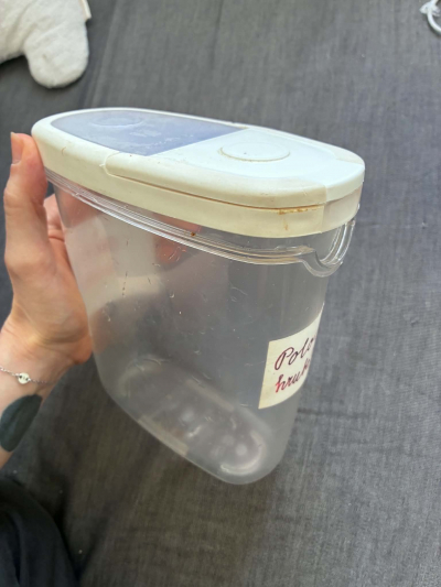 plastovy kontejner ikea / potrebuje se vycistit