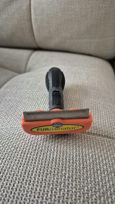 FURminator na dlouhou srst pro střední psy