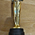 soška plastová, s nalepeným štítkem Miláček roku