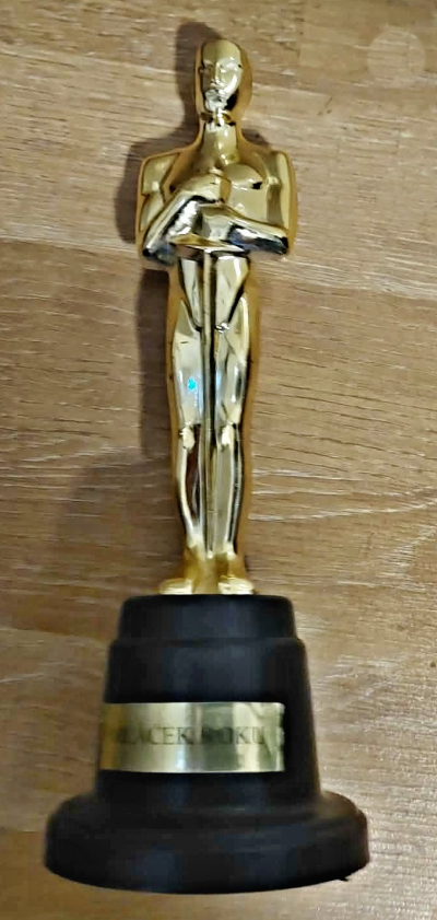 soška plastová, s nalepeným štítkem Miláček roku