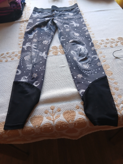 leginy se stříbr.pasem a zvláštním zakončením 8r