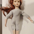 Porcelánová panenka hledá péči a záchranu (40 cm)