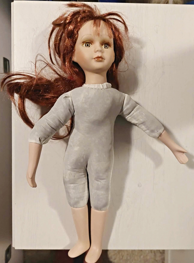 Porcelánová panenka hledá péči a záchranu (40 cm)