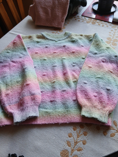 pěkný svetr  134 ale žmolkuje teplý