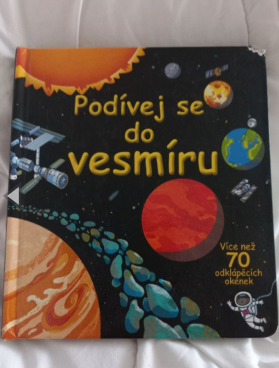 Kniha o vesmíru a přes 70 odklápěcí okének
