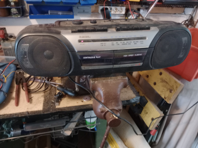 radio hraje