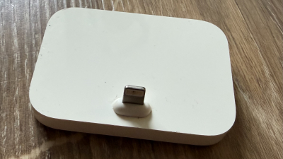 Original Apple lightning stojánek 1