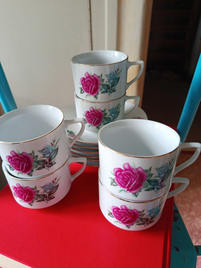 Porcelánové šálky, podšálky, dezertní talíře
