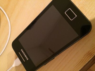 Mobil Samsung Ace bez příslušenství