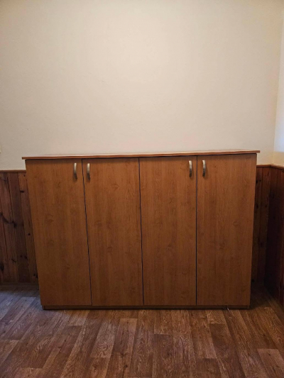 Skříňka Rozměry skříně: výška 135 cm, šířka 192 cm, hloubka