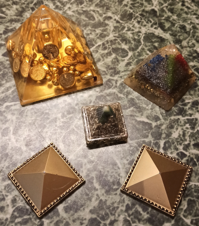 Pyramidy.
