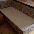 Starší nabytek, postel, křeslo, skříň