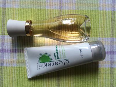 Avon Clearskin peeling a Suddenly Madam Glamour pafrém