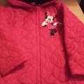 Červená bunda Minnie