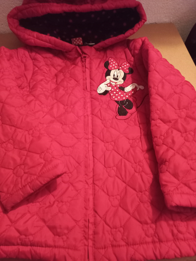 Červená bunda Minnie