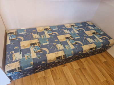 Postel s úložným prostorem
