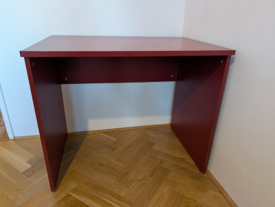 Úzký pracovní stůl